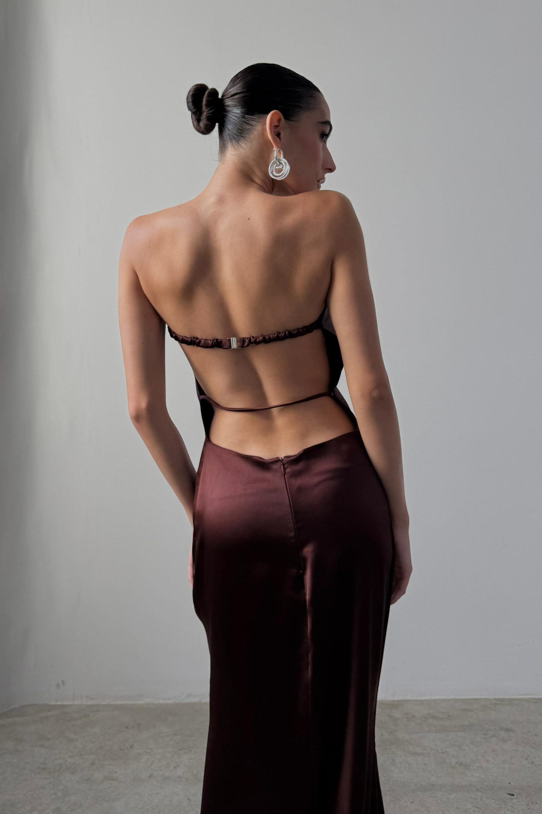 Vestido Tomara que Caia Cetim Café - SOL BRAND X THAISE JURIATTI - Image 4