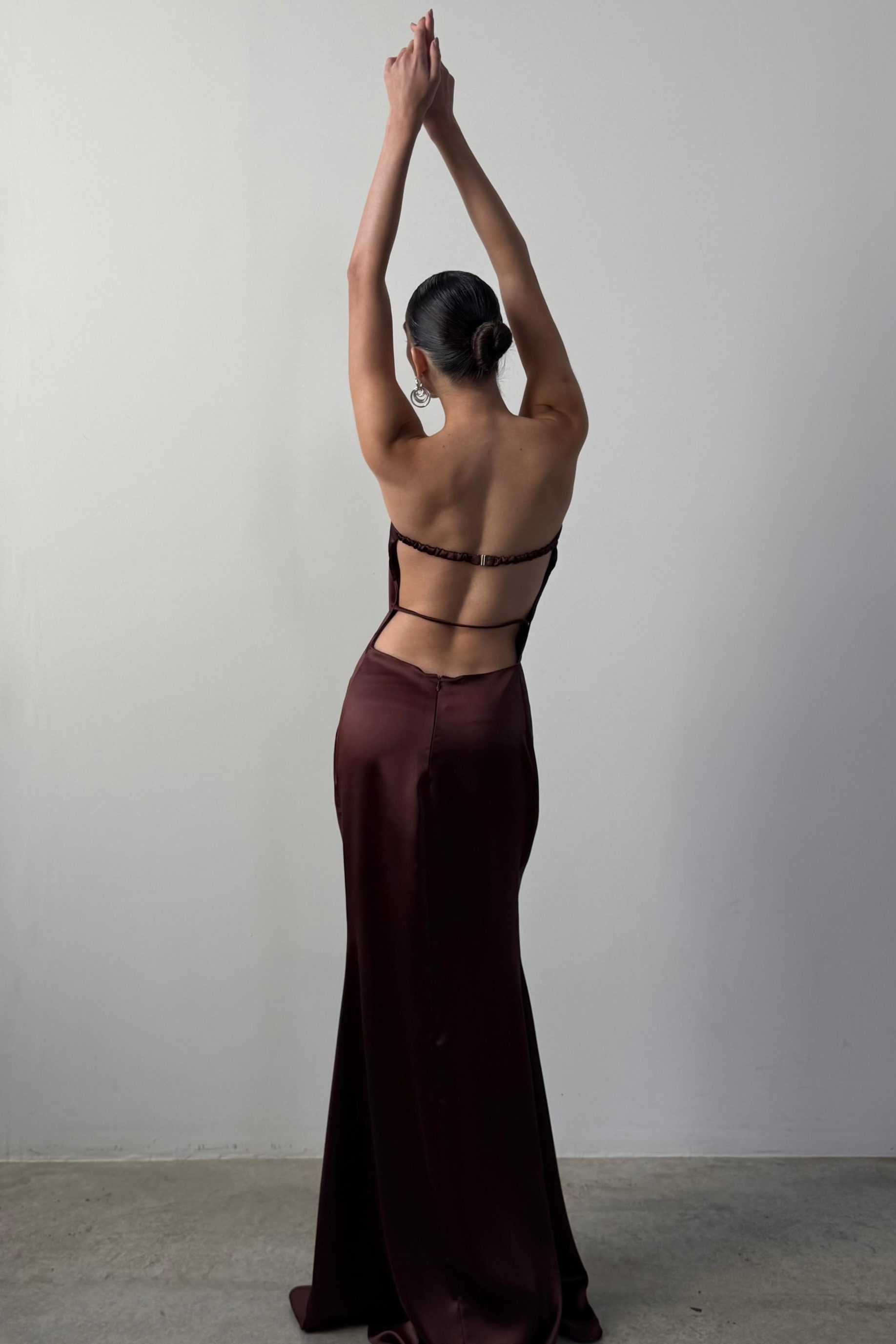 Vestido Tomara que Caia Cetim Café - SOL BRAND X THAISE JURIATTI - Image 6